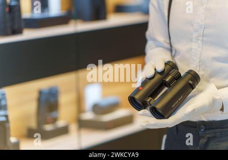 Wetzlar, Deutschland. Februar 2024. Ein sehr hochwertiges Fernglas wird im Leica Store präsentiert. Die deutsche Leica Camera AG hat ihren Hauptsitz im Leitz-Park in Wetzlar. Das Unternehmen der optischen Industrie ist unter anderem für seine hochwertigen Kameras, Objektive und Ferngläser bekannt. Darlegung: Andreas Arnold/dpa/Alamy Live News Stockfoto