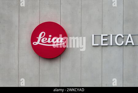 Wetzlar, Deutschland. Februar 2024. Das Leica-Logo ist an der Außenfassade angebracht. Die deutsche Leica Camera AG hat ihren Hauptsitz im Leitz-Park in Wetzlar. Das Unternehmen der optischen Industrie ist unter anderem für seine hochwertigen Kameras, Objektive und Ferngläser bekannt. Darlegung: Andreas Arnold/dpa/Alamy Live News Stockfoto