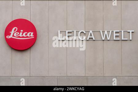 Wetzlar, Deutschland. Februar 2024. Das Leica-Logo ist an der Außenfassade angebracht. Die deutsche Leica Camera AG hat ihren Hauptsitz im Leitz-Park in Wetzlar. Das Unternehmen der optischen Industrie ist unter anderem für seine hochwertigen Kameras, Objektive und Ferngläser bekannt. Darlegung: Andreas Arnold/dpa/Alamy Live News Stockfoto