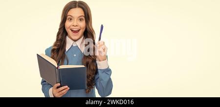 Inspiriertes Kind hält Schulbuch und hält den Stift isoliert auf weiß, Inspiration. Horizontales Einzelplakat einer Schülerin. Anschluss für Bannerkopfzeile Stockfoto