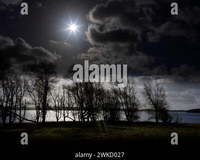 Sonnenstern über einem See in England. Stockfoto