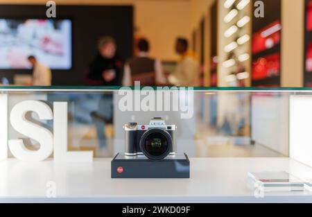 Wetzlar, Deutschland. Februar 2024. Im Leica Store wird eine Kamera aus der Modellreihe „Leica SL“ vorgestellt. Die deutsche Leica Camera AG hat ihren Hauptsitz im Leitz-Park in Wetzlar. Das Unternehmen der optischen Industrie ist unter anderem für seine hochwertigen Kameras, Objektive und Ferngläser bekannt. Darlegung: Andreas Arnold/dpa/Alamy Live News Stockfoto