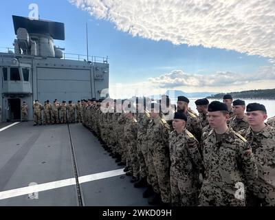 Souda, Griechenland. Februar 2024. Soldaten stehen an Bord der Fregatte „Hessen“ in Souda Bay, Kreta. Kurz vor dem gefährlichen Einsatz der Fregatte "Hessen" im Roten Meer wird Verteidigungsminister Pistorius am Dienstag die 240 Soldaten an Bord besuchen. Der Minister flog am Montagabend nach Kreta, wo das 143 Meter lange Kriegsschiff derzeit auf seinem Weg von Wilhelmshaven zum Einsatzgebiet einen Zwischenstopp einlegt. Quelle: Michael Fischer/dpa/Alamy Live News Stockfoto