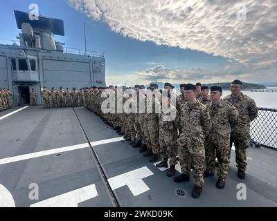 Souda, Griechenland. Februar 2024. Soldaten stehen an Bord der Fregatte „Hessen“ in Souda Bay, Kreta. Kurz vor dem gefährlichen Einsatz der Fregatte "Hessen" im Roten Meer wird Verteidigungsminister Pistorius am Dienstag die 240 Soldaten an Bord besuchen. Der Minister flog am Montagabend nach Kreta, wo das 143 Meter lange Kriegsschiff derzeit auf seinem Weg von Wilhelmshaven zum Einsatzgebiet einen Zwischenstopp einlegt. Quelle: Michael Fischer/dpa/Alamy Live News Stockfoto