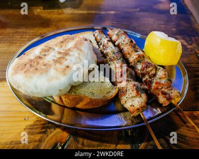 Schweinefleisch Souvlaki serviert auf der Straße in Athen, Griechenland Stockfoto