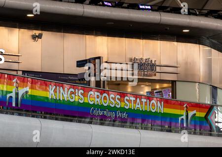 Ein Regenbogenbanner feiert Pride im Bahnhof Kings Cross, London, Großbritannien Stockfoto