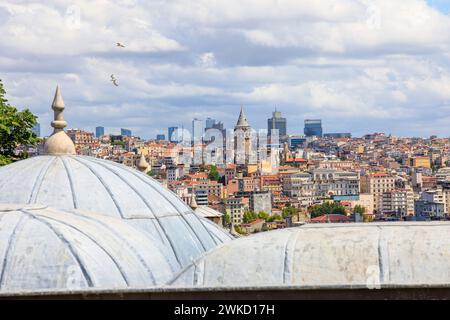 Skyline von Istanbul von der Suleymaniye-Moschee der Stadt in der Türkei. Große osmanische Kaisermoschee, entworfen von Mimar Sinan. Im Auftrag von Suleiman Stockfoto