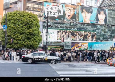 Shibuya Station in Tokio, japanisches Polizeiauto nähert sich Shibuya über Pelikan, Tokio, Japan, Asien, 2023 Stockfoto