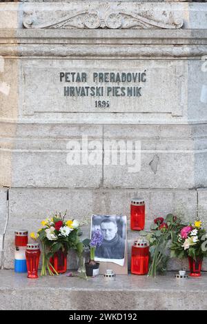 Zagreb, Kroatien. Februar 2024. Blumen, Kerzen und ein Bild von Alexei Nawalny werden am 20. Februar 2024 auf dem Petar Preradovic Platz in Zagreb, Kroatien, gesehen. Nach dem Tod des Oppositionsführers in einem Gefängnis in Russland. Foto: Patrik Macek/PIXSELL Credit: Pixsell/Alamy Live News Stockfoto