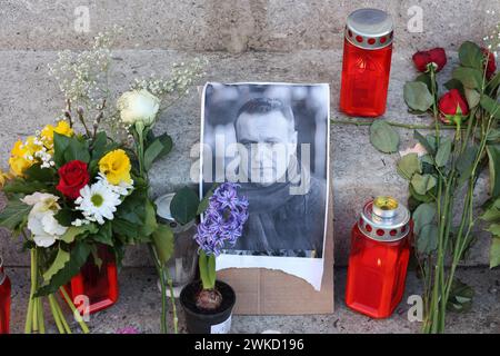 Zagreb, Kroatien. Februar 2024. Blumen, Kerzen und ein Bild von Alexei Nawalny werden am 20. Februar 2024 auf dem Petar Preradovic Platz in Zagreb, Kroatien, gesehen. Nach dem Tod des Oppositionsführers in einem Gefängnis in Russland. Foto: Patrik Macek/PIXSELL Credit: Pixsell/Alamy Live News Stockfoto