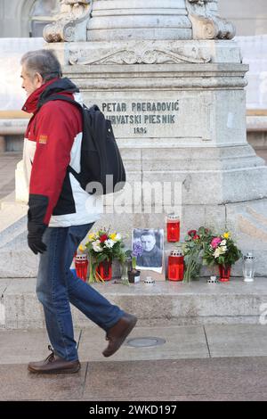 Zagreb, Kroatien. Februar 2024. Blumen, Kerzen und ein Bild von Alexei Nawalny werden am 20. Februar 2024 auf dem Petar Preradovic Platz in Zagreb, Kroatien, gesehen. Nach dem Tod des Oppositionsführers in einem Gefängnis in Russland. Foto: Patrik Macek/PIXSELL Credit: Pixsell/Alamy Live News Stockfoto