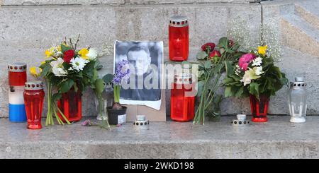 Zagreb, Kroatien. Februar 2024. Blumen, Kerzen und ein Bild von Alexei Nawalny werden am 20. Februar 2024 auf dem Petar Preradovic Platz in Zagreb, Kroatien, gesehen. Nach dem Tod des Oppositionsführers in einem Gefängnis in Russland. Foto: Patrik Macek/PIXSELL Credit: Pixsell/Alamy Live News Stockfoto