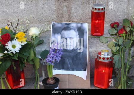 Zagreb, Kroatien. Februar 2024. Blumen, Kerzen und ein Bild von Alexei Nawalny werden am 20. Februar 2024 auf dem Petar Preradovic Platz in Zagreb, Kroatien, gesehen. Nach dem Tod des Oppositionsführers in einem Gefängnis in Russland. Foto: Patrik Macek/PIXSELL Credit: Pixsell/Alamy Live News Stockfoto