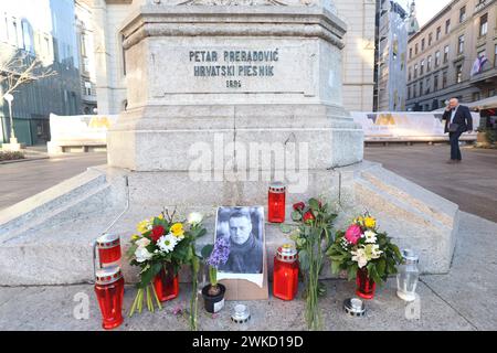 Zagreb, Kroatien. Februar 2024. Blumen, Kerzen und ein Bild von Alexei Nawalny werden am 20. Februar 2024 auf dem Petar Preradovic Platz in Zagreb, Kroatien, gesehen. Nach dem Tod des Oppositionsführers in einem Gefängnis in Russland. Foto: Patrik Macek/PIXSELL Credit: Pixsell/Alamy Live News Stockfoto