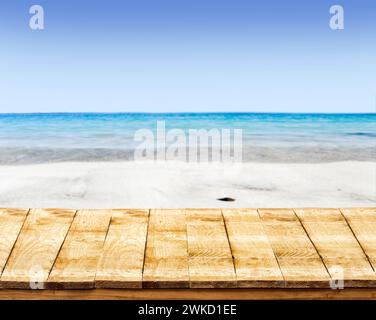 Leerer Holztisch und schöner Strand im Hintergrund Stockfoto