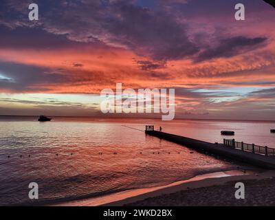 Ein malerischer Sonnenuntergang am Doctors Cave Beach, Montego Bay, Jamaika Stockfoto