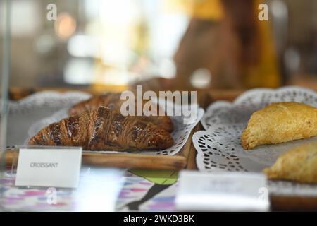 Frisch gebackene Schokoladen-Croissants und Kuchen im Glas in der Bäckerei Stockfoto