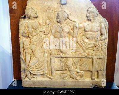 Grabrelief mit Bankettszene - Magna Graecia Original aus dem späten 5. Jahrhundert v. Chr., Pentelismarmor aus Rom - Museo di Scultura Antica Giovanni Barracco, Rom, Italien Stockfoto