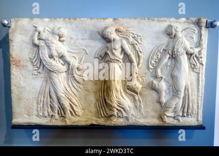 Relief mit tanzenden Maenaden - neoattische Kreation nach Modell von Kallimachos (Ende 5. Jahrhundert v. Chr.), pentelismarmor - Museo di Scultura Antica Giovanni Barracco, Rom, Italien Stockfoto
