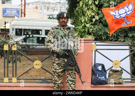 Erhöht die Sicherheit vor dem Besuch von Premierminister Narendra Modi am 19. Februar 2024 in Jammu, Indien: Ein indischer paramilitärischer Soldat steht vor dem Maulana Azad Stadion Wache vor dem Besuch von Premierminister Narendra Modi in Jammu. Jammu Kashmir Indien Copyright: XFirdousxNazirxEyepixxGroupx Stockfoto