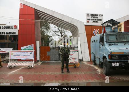 Erhöht die Sicherheit vor dem Besuch von Premierminister Narendra Modi am 19. Februar 2024 in Jammu, Indien: Ein indischer paramilitärischer Soldat steht vor dem Maulana Azad Stadion Wache vor dem Besuch von Premierminister Narendra Modi in Jammu. Jammu Kashmir Indien Copyright: XFirdousxNazirxEyepixxGroupx Stockfoto