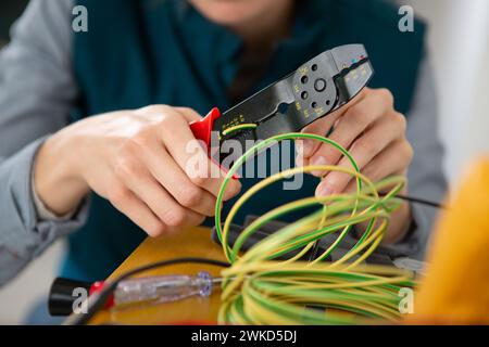 Trennen der Kabelverbindung zum Koaxialstecker Stockfoto