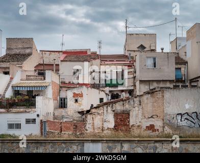 Einige der baufälligen Gebäude, die das Ufer in Orihuela, Alicante, Spanien säumen. Stockfoto