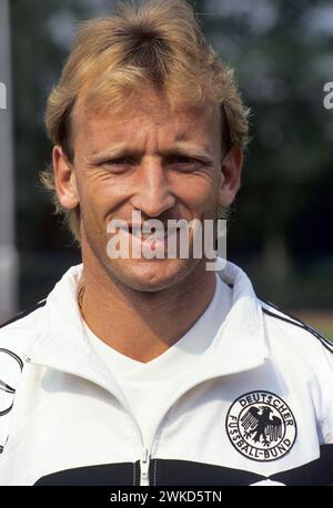 EINGEREICHT - 01. Mai 1990, ---: Andreas Brehme, ehemaliger deutscher Nationalspieler, bei der offiziellen Fotosession der deutschen Fußballnationalmannschaft vor der WM in Italien. Fußball-Weltmeister Andreas Brehme ist im Alter von 63 Jahren gestorben, bestätigte seine Familie am Dienstag vor der Deutschen Presseagentur. (Zu dpa: 'Fußball-Weltmeister Andreas Brehme starb') Foto: Frank Leonhardt/dpa Stockfoto