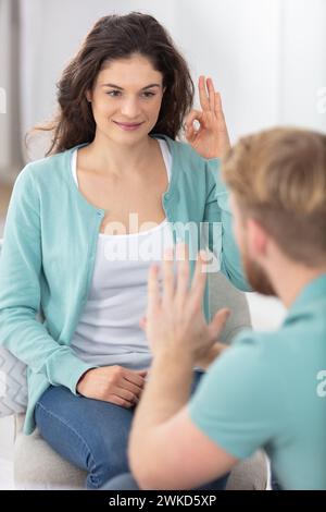 Junge Menschen, die Gebärdensprache verwenden Stockfoto