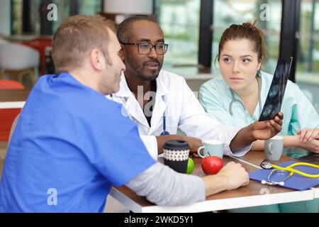 Drei Mitarbeiter im Gesundheitswesen haben eine Pause Stockfoto