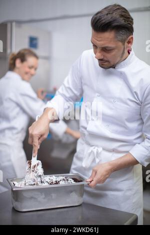 Mann, der natürliches Eis herstellt Stockfoto