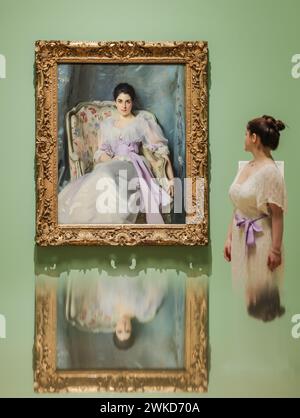 Tate Britain, London, UK. Februar 2024. Molly Agnew rechts, Nachfahre des Sitters im Gemälde, Lady Agnew of Lochnaw (Gertrude Vernon) 1892 Öl auf Leinwand, 22. Februar - 7. Juli 24 Credit: Paul Quezada-Neiman/Alamy Live News Stockfoto