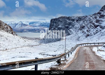 Applecross Halbinsel Schottland Bealach na Bà mit Blick auf die steile Straße in Richtung Loch Kishorn und im Winter verschneite Berge Stockfoto