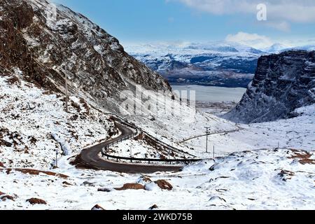 Applecross-Halbinsel Schottland Bealach na Bà mit Blick auf den Loch und schwere Kurven in der steilen Straße im Winter Stockfoto