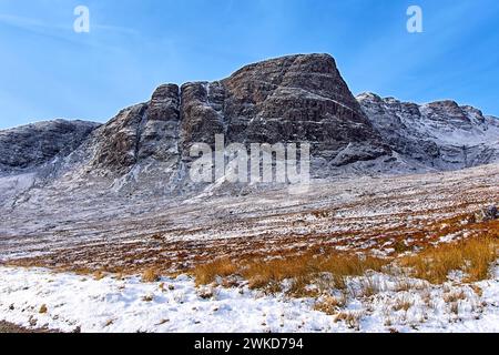 Applecross Halbinsel Schottland Bealach na Bà Route mit dem hohen Berg mit Schnee bedeckt Stockfoto