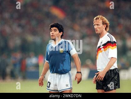 EINGEREICHT - 08. Juli 1990, Italien, Rom: Andreas Brehme (r), damals deutscher Nationalspieler, und Diego Maradona, damals argentinischer Kapitän und Spieldirektor, im Olympiastadion in Rom während des WM-Finales. Fußball-Weltmeister Andreas Brehme ist im Alter von 63 Jahren gestorben, bestätigte seine Familie am Dienstag vor der Deutschen Presseagentur. (Zu dpa: 'Fußball-Weltmeister Andreas Brehme tot') Foto: Martina Hellmann/dpa Stockfoto