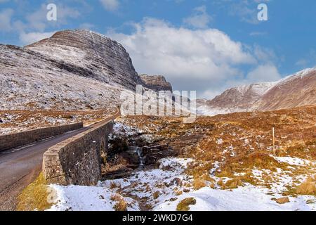 Applecross Halbinsel Schottland Bealach na Bà die lange gerade Straße, die im Winter zu den Bergen führt Stockfoto