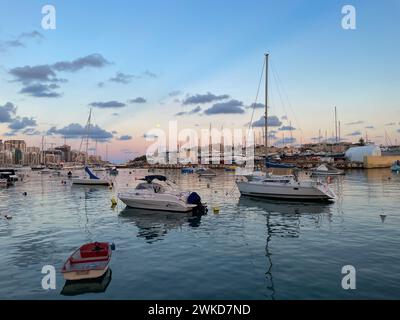 Marsamxett Harbour, Malta - 18. Oktober 2021: Boote im Hafen zwischen Manoel Island und Sliema. Stockfoto