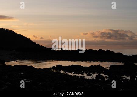 Strand am Culzean Castle mit Blick auf Ailsa Craig bei Sonnenuntergang Stockfoto