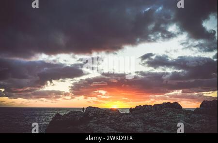 Sonnenuntergang Himmel auf dem Meer Stockfoto