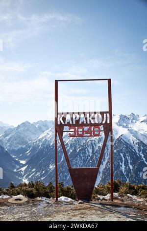 Skigebiet Karakol. Panoramablick auf die Winterberge in Kirgisistan. Schild auf der Spitze des Berges 3040 Meter über dem Meeresspiegel. Schneebedeckte Gipfel, nat Stockfoto
