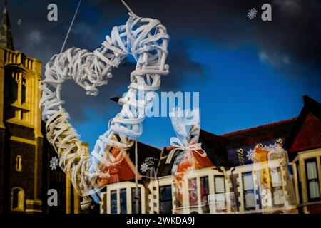 Ich liebe Pontcanna. Weißes Herz in einem Schaufenster mit Reflexion einer Kirche und edwardianischen Häusern. Schrullig. Abstrakt. Farbenfroh. Reflexion. Drea Stockfoto