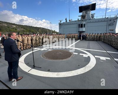 Souda, Griechenland. Februar 2024. Eine Gruppe von Soldaten besucht den Besuch des deutschen Verteidigungsministers Boris Pistorius an Bord der Fregatte Hessen auf Kreta. Das Schiff startet zu einer Mission zum Schutz der Handelsschifffahrt im Roten Meer. Quelle: Michael Fischer/dpa/Alamy Live News Stockfoto