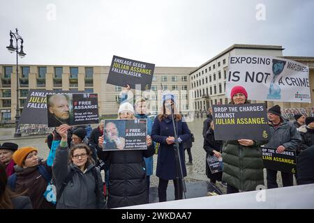 London, Großbritannien. Februar 2024. Amnesty International, Reporter ohne Grenzen und die digitale Gesellschaft demonstrieren vor der US-Botschaft für die Freiheit des inhaftierten Wikileaks-Gründers Assange. Sie fordern, dass die US-Staatsanwaltschaft ihre Anklage fallen lässt. Quelle: Jörg Carstensen/dpa/Alamy Live News Stockfoto