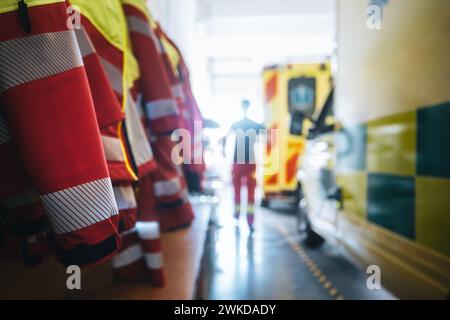 Selektiver Fokus auf die Sanitäteruniform des notärztlichen Dienstes. Sanitäter, der zum Krankenwagen läuft. Themen Notfallmedizin, Rettung und Notlage Stockfoto