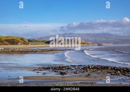 Blick auf den ruhigen Oststrand bei Ebbe im Winter an der walisischen Westküste. Criccieth, Llyn Peninsula, Gwynedd, North Wales, Vereinigtes Königreich, Großbritannien Stockfoto