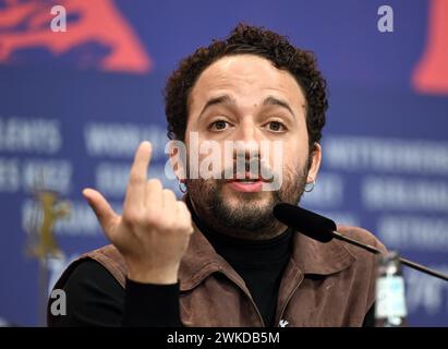 Berlin, Deutschland. Februar 2024. Regisseur Nelson Carlos de Los Santos Arias spricht während der Berlinale-Pressekonferenz über seinen Film „Pepe“ (Wettbewerb). Die 74. Internationalen Filmfestspiele Berlin finden vom 15. Bis 25. Februar 2024 statt. Quelle: Soeren Stache/dpa/Alamy Live News Stockfoto