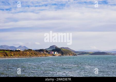 Blick nach Osten vom walisischen Küstenpfad entlang der Küste in Richtung Burg auf einem Hügel. Criccieth, Llyn Peninsula, Gwynedd, North Wales, Vereinigtes Königreich, Großbritannien Stockfoto