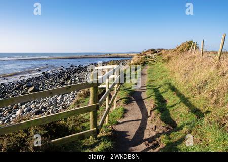 Blick nach Westen entlang des walisischen Küstenweges entlang der Küste von Criccieth, Llyn Peninsula, Gwynedd, Nordwales, Großbritannien, Großbritannien, Europa Stockfoto