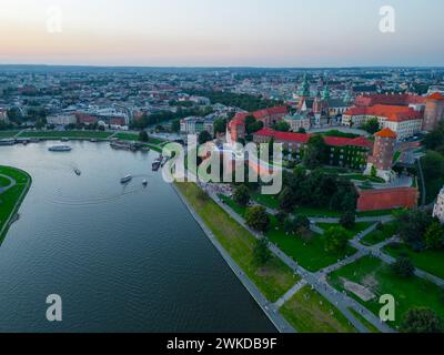 Abendliche, blaue Stunde Drohnenaufnahme der Burg Wawel und der Weichsel an einem schönen Sommerabend in Krakau, Polen Stockfoto